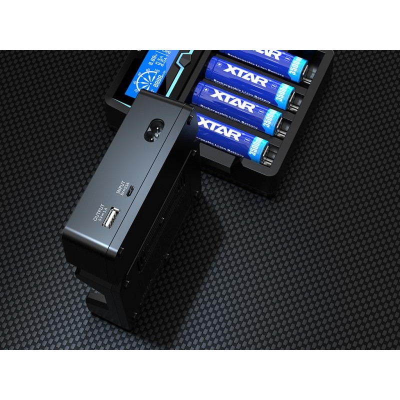 XTAR X4 Ladegerät 4-Slot mit integriertem Netzteil 240 VAC und Display